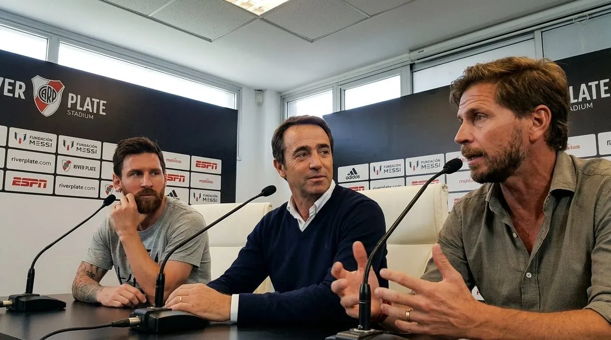 Messi, Galperin y Pollo Vignolo en la sala de prensa del Monumental